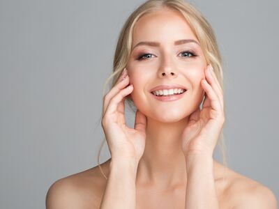 Ansigtsbehandlinger og kemiske peels hos Esthetix Kosmetisk Klinik i Herning – opnå friskere hud, jævn hudtone og naturlig glød med professionelle behandlinger.